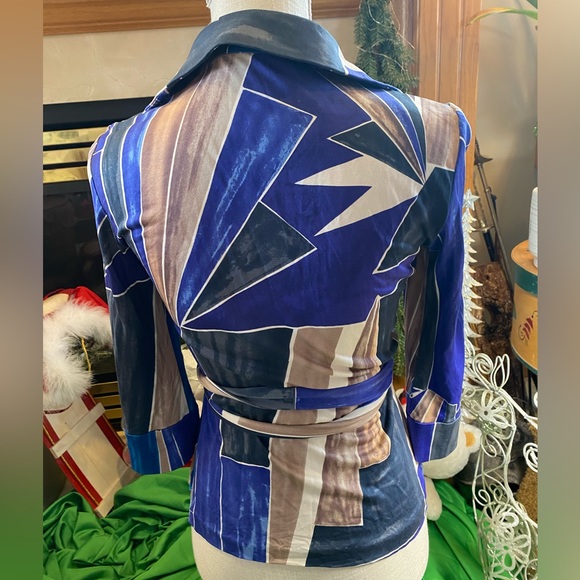 Diane Von Furstenber’s “Jill”in STUNNING Metropolis Print Blouse 💯% SILK💜💙S/M - Picture 5 of 13